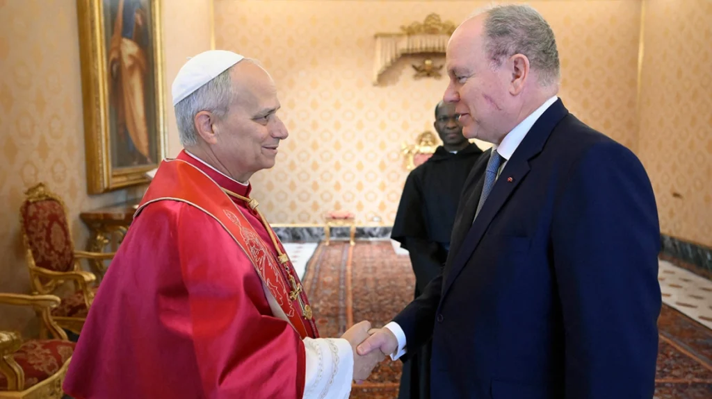 Ανησυχία προκάλεσε το σημάδι στο πρόσωπο του πρίγκιπα Αλβέρτου κατά την συνάντησή του με τον Πάπα Λέοντα ΙΔ’ (φωτο)