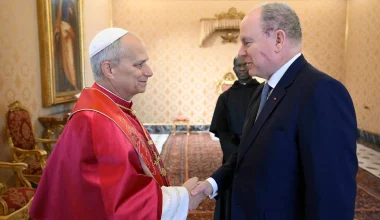 Ανησυχία προκάλεσε το σημάδι στο πρόσωπο του πρίγκιπα Αλβέρτου κατά την συνάντησή του με τον Πάπα Λέοντα ΙΔ’ (φωτο)