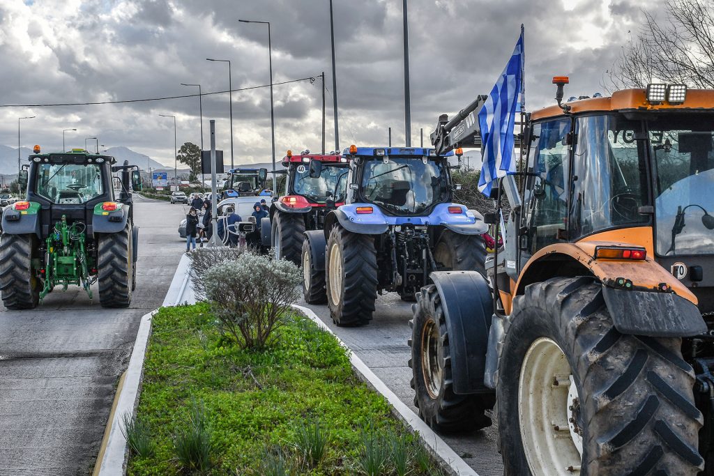 Αγροτικά μπλόκα: Αποχωρούν τα τρακτέρ από Νησέλι και Πράσινα Φανάρια