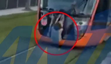 Βίντεο: Aγόρι κρεμιέται από συρμό τραμ εν κινήσει! – Το νέο επικίνδυνο challenge μεταξύ ανηλίκων