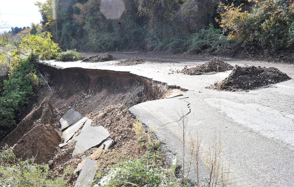 Τζουμέρκα: Εκτεταμένη καθίζηση στη Μικροσπηλιά – «Ακούγονται θόρυβοι» λένε οι κάτοικοι (φώτο)