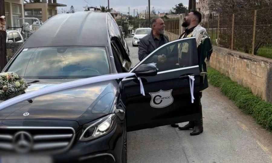 Ηράκλειο: Γαμπρός πήγε στον γάμο με… νεκροφόρα (βίντεο)