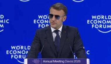 Ε.Μακρόν: Με γυαλιά ηλίου εμφανίστηκε στο Νταβός – «Η Μπριζίτ τον κτυπά ξανά» λένε χρήστες στα social media