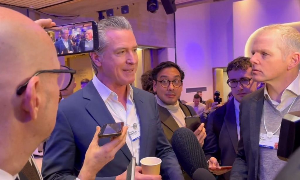 «Πυρά» Γ.Νιούσομ κατά Ευρωπαίων ηγετών: «Ελπίζω να καταλάβουν πόσο αξιολύπητοι φαίνονται στη διεθνή σκηνή»