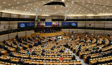 Το Ευρωπαϊκό Κοινοβούλιο «παγώνει» την επικύρωση της εμπορικής συμφωνίας με τις ΗΠΑ