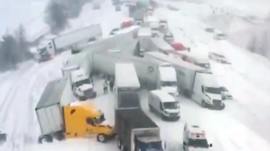 Mega-καραμπόλα με 100 οχήματα σε χιονισμένο αυτοκινητόδρομο στο Μίσιγκαν (βίντεο)
