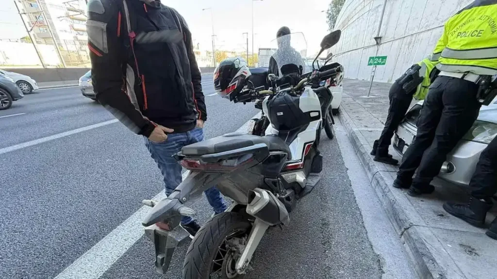 Ασύλληπτος ο 24χρονος οδηγός μηχανής που περνούσε κόκκινα φανάρια παρά την ταυτοποίησή του