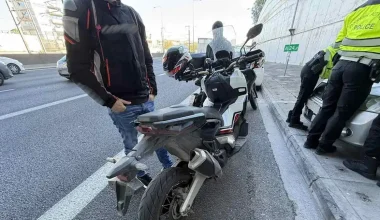 Ασύλληπτος ο 24χρονος οδηγός μηχανής που περνούσε κόκκινα φανάρια παρά την ταυτοποίησή του