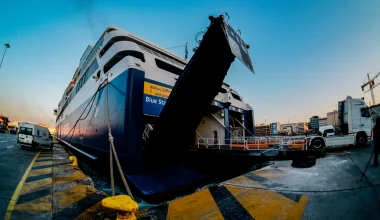 Κακοκαιρία: Δεμένα τα πλοία στο λιμάνι του Πειραιά έως αύριο το βράδυ