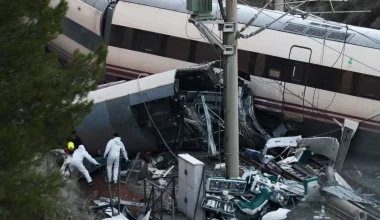 Ισπανία: Αναφορές για 43 αγνοούμενους από το σιδηροδρομικό δυστύχημα – Φόβοι για εγκλωβισμένους κάτω από τα βαγόνια