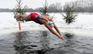 Βίντεο: Οι Ρώσοι κάνουν μπάνιο στους πάγους σα να είναι στο… Ρίο ντε Τζανέιρο