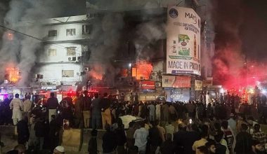 Πακιστάν: Στους 50 ανέρχεται ο αριθμός των νεκρών από την πυρκαγιά σε εμπορικό