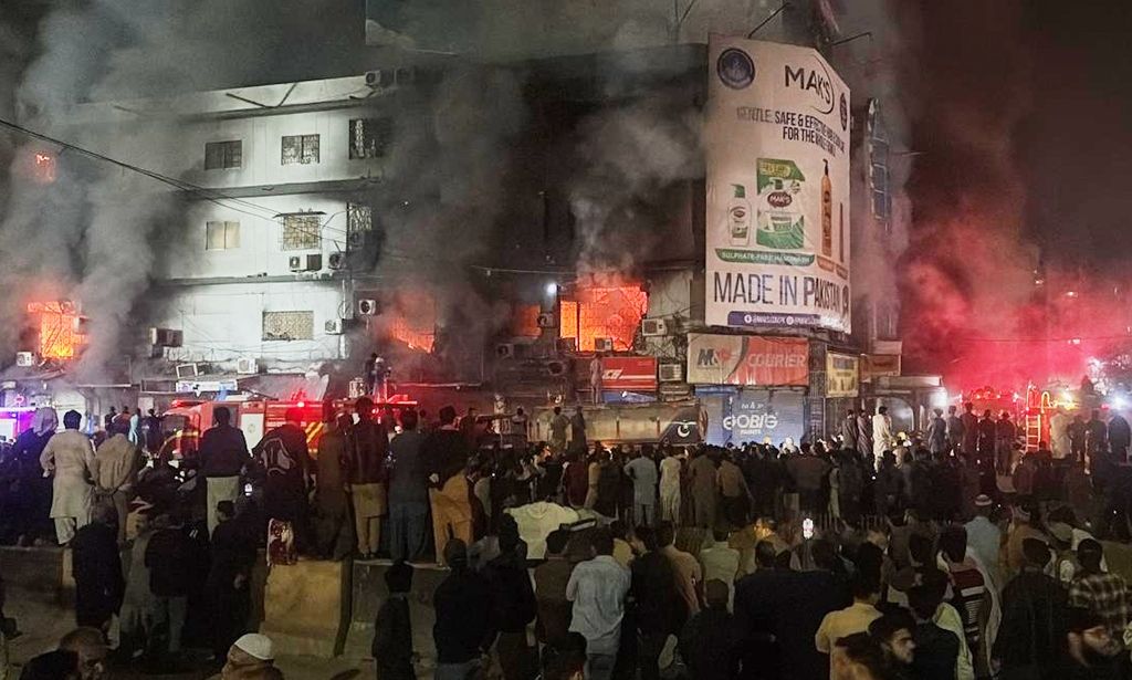 Πακιστάν: Στους 50 ανέρχεται ο αριθμός των νεκρών από την πυρκαγιά σε εμπορικό