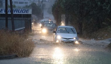 Αναφορές για εγκλωβισμένους πολίτες μέσα στα οχήματα τους στη Βάρη