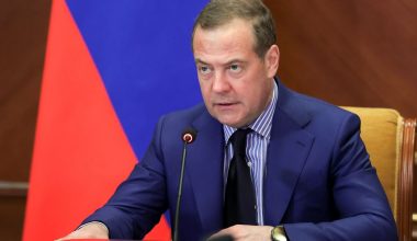 Ν.Μεντβέντεφ για Νταβός: «Αντί για την κουρασμένη, ψόφια Ουκρανία, θα συζητούν για την παγωμένη Γροιλανδία»