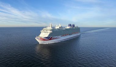 Διευθύντρια εταιρείας κρουαζιέρας γλίστρησε και έσπασε το λαιμό της εν πλω – Ζητά 10 εκατομμύρια λίρες αποζημίωση