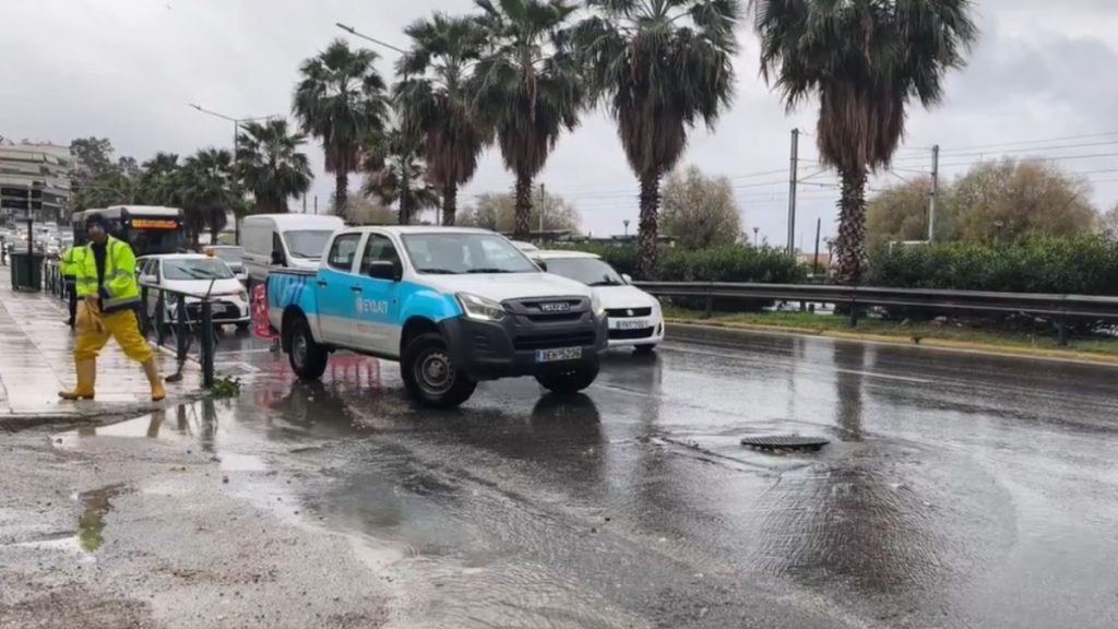 Ο… γνωστός υπόνομος στην Ποσειδώνος υπερχείλισε ξανά – Κλειστή η δεξιά λωρίδα