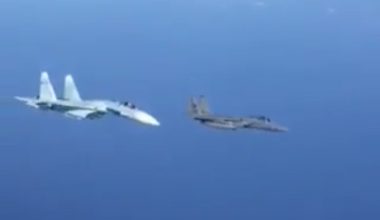 Βίντεο: Όταν ένα ρωσικό Su-27 είχε αναχαιτίσει ένα αμερικανικό F-15
