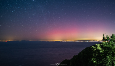 Εντυπωσιακές εικόνες από το Βόρειο Σέλας στη Σάμο: Ο ουρανός φωτίστηκε από αποχρώσεις του μοβ και του κόκκινου