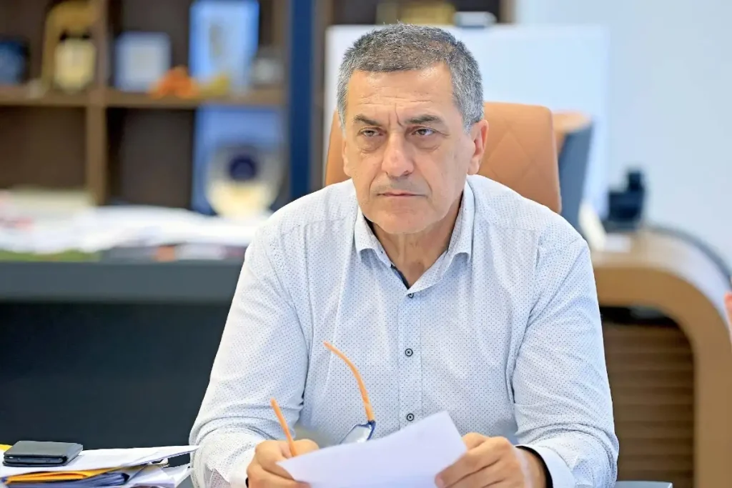 Ο περιφερειάρχης Θεσσαλίας Δημήτρης Κουρέτας συστήνει τσίπουρο… για την γρίπη!