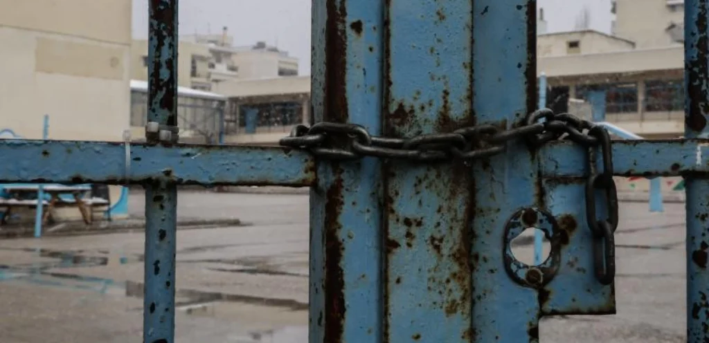 Αιτωλοακαρνανία: Ξηλώθηκαν κεραμίδια και έσπασαν τζάμια σε δημοτικό σχολείο από την κακοκαιρία