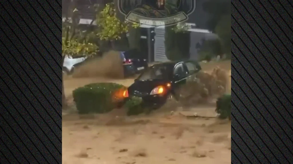 Άνω Γλυφάδα: Αυτοκίνητα και κάδοι μετατράπηκαν σε βάρκες από τα νερά που έκαναν ποτάμια κεντρικούς δρόμους (βίντεο)