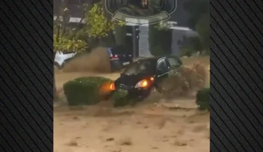 Άνω Γλυφάδα: Αυτοκίνητα και κάδοι μετατράπηκαν σε βάρκες από τα νερά που έκαναν ποτάμια κεντρικούς δρόμους (βίντεο)