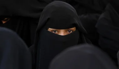 Βίντεο: H στιγμή που σε ισλαμιστική χώρα πετούν πέτρες σε δημοσιογράφο επειδή δεν φορά μπούρκα!