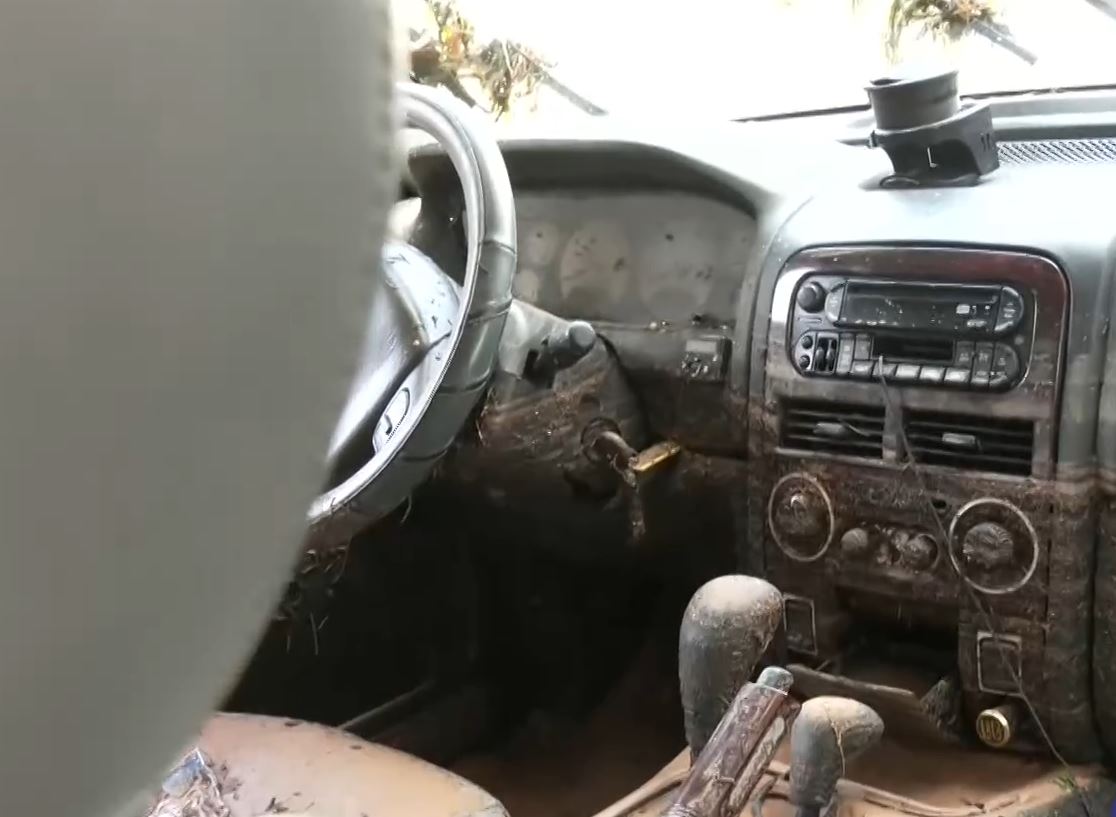 Γυναίκα παρασύρθηκε με το αυτοκίνητό της στη Βάρη – Έμεινε για τρεις ώρες σε ένα δέντρο