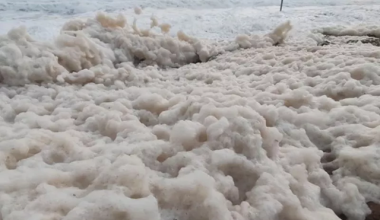 Βίντεο: Άφρισε η θάλασσα στην Παλαιόχωρα Χανίων μετά την κακοκαιρία