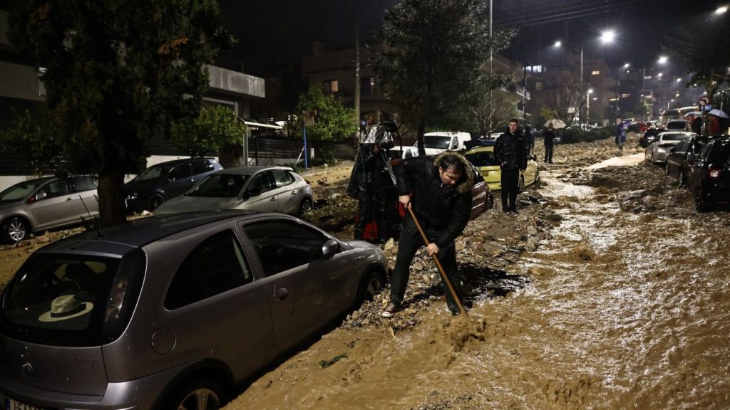 Δικαιολογίες αναζητά για την καταστροφή ο δήμαρχος Γλυφάδας: «Ήταν πρωτοφανείς οι συνθήκες»