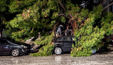 Βάρη: Κόπηκε στα δύο ο δρόμος – Παρασύρθηκαν αυτοκίνητα λόγω των ορμητικών νερών (βίντεο)