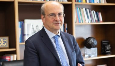 Κ.Χατζηδάκης: Υπεύθυνες δηλώσεις αντί πιστοποιητικών και πιστοποιημένοι επαγγελματίες για επιτάχυνση διαδικασιών