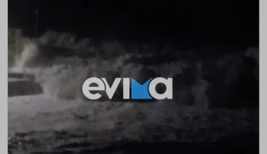 Βίντεο: Η κακοκαιρία «σφυροκοπά» στην Εύβοια – Μανιασμένα κύματα σκεπάζουν το λιμάνι της Κύμης