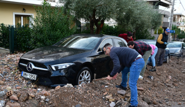 Με… φτυάρια και κουτάλια ξεθάβουν τα αυτοκίνητά τους από τις λάσπες οι κάτοικοι στην Άνω Γλυφάδα (φώτο)