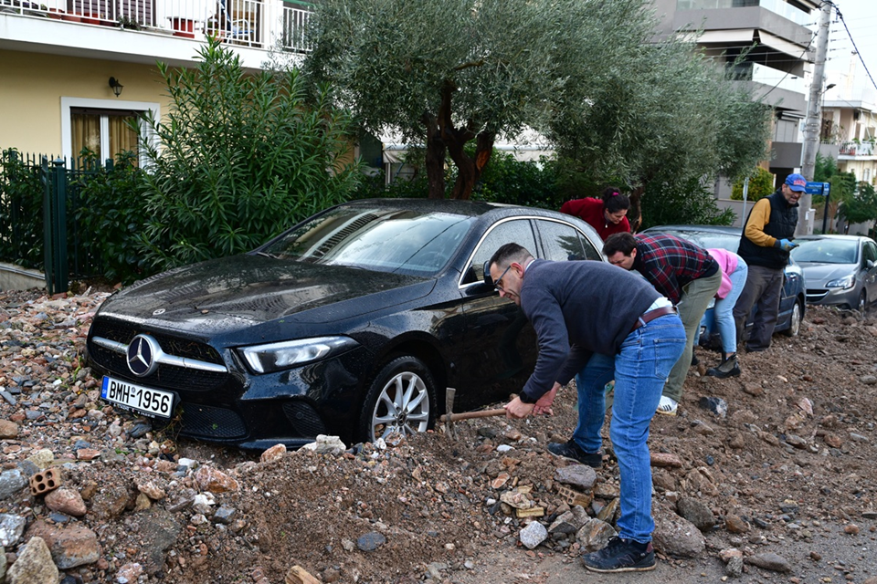 Με… φτυάρια και κουτάλια ξεθάβουν τα αυτοκίνητά τους από τις λάσπες οι κάτοικοι στην Άνω Γλυφάδα (φώτο)