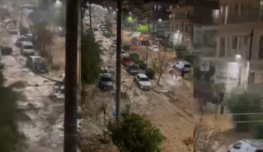 Παράσυρση ηλικιωμένης από τα ορμητικά νερά στην Γλυφάδα: H στιγμή που παιδί φωνάζει «πού πάει η μαμά;»