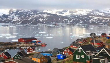 Η Γροιλανδία ξεκίνησε να μοιράζει φυλλάδιο «πολέμου» στους πολίτες της: Τρία λίτρα νερό, φάρμακα και ραδιόφωνα