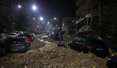 Κάτοικος Άνω Γλυφάδας για 56χρονη: «Όπως την παρέσυρε το ρέμα δεν μπορούσε να πιαστεί από πουθενά»