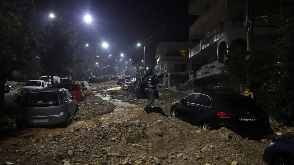 Κάτοικος Άνω Γλυφάδας για 56χρονη: «Όπως την παρέσυρε το ρέμα δεν μπορούσε να πιαστεί από πουθενά»