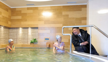 Κιμ Γιονγκ Ουν: Εγκαινίασε θέρετρο ιαματικών πηγών και φωτογραφήθηκε δίπλα στις λουόμενες (φώτο)