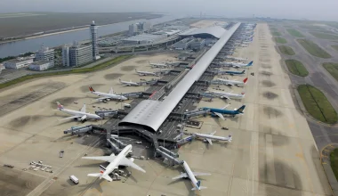 Ιαπωνία: Να βυθιστεί κινδυνεύει το πρώτο αεροδρόμιο στον κόσμο που κατασκευάστηκε σε τεχνητό νησί μέσα στον ωκεανό