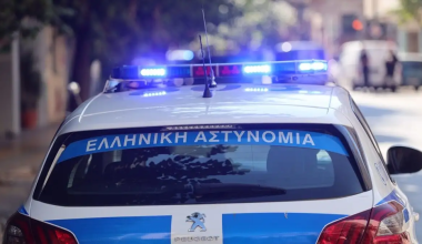 Επιτήδειοι στη Βούλα έκαναν πλιάτσικο της ώρας της κακοκαιρίας – Άρπαξαν τα πλαστικά από αυτοκίνητο!
