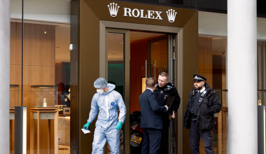 Βίντεο: Η στιγμή που ληστές εισβάλουν στη Bucherer Rolex στο Λονδίνο & αρπάζουν ρολόγια αξίας χιλιάδων ευρώ