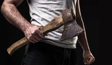 Εφιαλτικές στιγμές για μία νεαρή μητέρα και το ανήλικο παιδί της στο Ηράκλειο: Toυς επιτέθηκε 39χρονος με τσεκούρι!