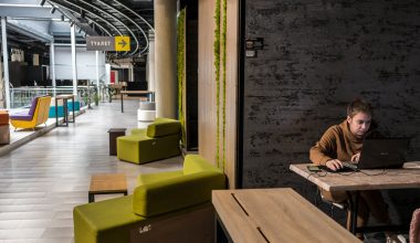 Bίντεο: Ουκρανός πήγε στα McDonald’s του Κιέβου για να παίξει Counter-Strike! – Δεν είχε ηλεκτρικό ρεύμα στο σπίτι