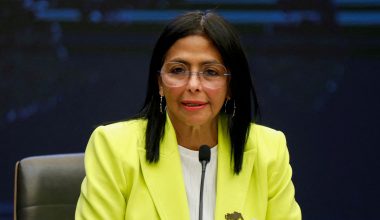 Guardian: «Η Ντέλσι Ροντρίγκεζ είχε συμφωνήσει με τις ΗΠΑ να αναλάβει την προεδρία πριν από την απαγωγή Μαδούρο»