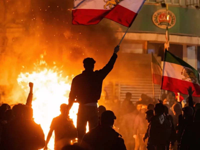 Βίντεο: Διαδηλωτές έβαλαν φωτιά σε κεντρική τράπεζα στην Τεχεράνη