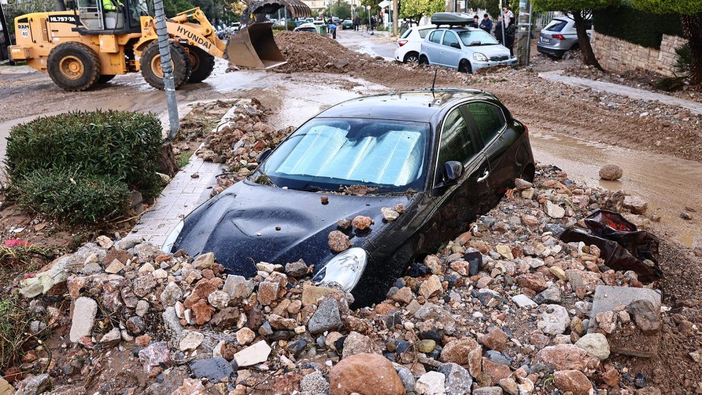 Άνω Γλυφάδα: Δύο ημέρες μετά την καταστροφή και ακόμα ο δήμος να καθαρίσει τους δρόμους