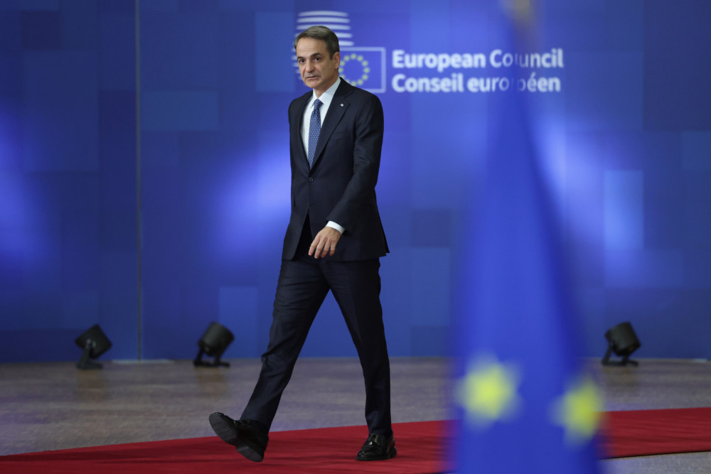 Πώς ο Κ.Μητσοτάκης προσπαθεί να ισορροπήσει ανάμεσα τις «βάρκες» της ΕΕ και των ΗΠΑ